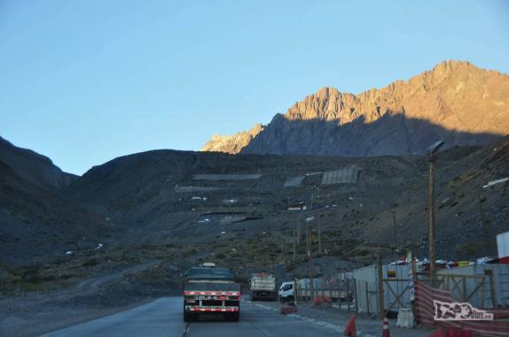 Mais uma despedida do Chile, região de Portillo, aproximando-se da sequência de curvas que nos leva ao túnel El Libertador, fronteira com a Argentina